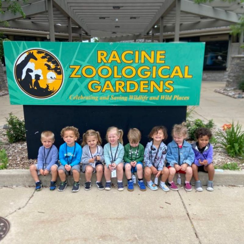 kids sitting at the Racine zoological gardens